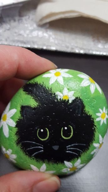 Black Cat Rock Painting Ideas, Easy Flower Painting On Rocks, Cat Painting On Rock, Painted Rocks Ideas Easy Animals, Cat Rock Art, Painted Rock Cat, Cat Painted Rocks Ideas, Painted Rocks Animals Easy, Rock Painting Flowers Easy