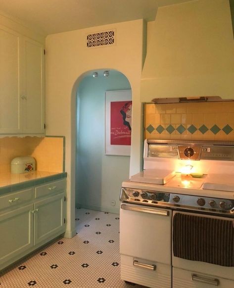 40s Kitchen Vintage, 1950 Style Home, 1950s Apartment Interior, 1950s Interior Design Kitchen, 1940s Kitchen Vintage, Retro Tile Kitchen, Retro Kitchen Flooring, Retro 60s Kitchen, 50s Retro Kitchen