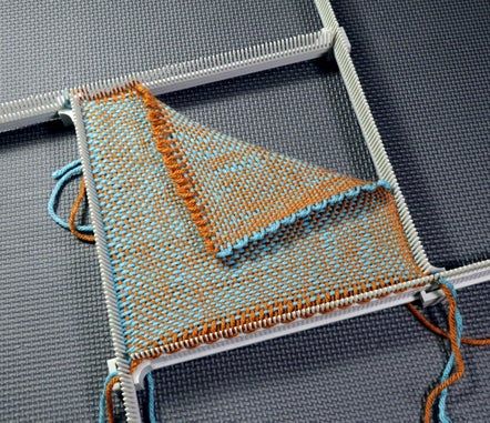 Diy Dish Towels, Loom Board, Pin Weaving, Pin Loom, Potholder Loom, Weaving Loom Diy, Loom Craft, Weaving Loom Projects, Weaving Tutorial