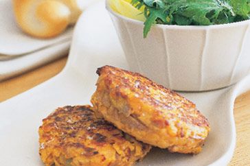 Tuna & sweet potato cakes  1 medium (about 300g) orange sweet potato (kumara), peeled, coarsely chopped  1 x 425g can tuna chunks in brine, drained  2 eggs, lightly whisked  25g (1/4 cup) dried (packaged) breadcrumbs Tuna Sweet Potato, Tuna Patties Easy, Sweet Potato Cakes, Sweet Potato Cake Recipe, Sweet Potato Patties, Potato Cakes Recipe, Tuna Patties, Salmon And Sweet Potato, Orange Sweet Potatoes