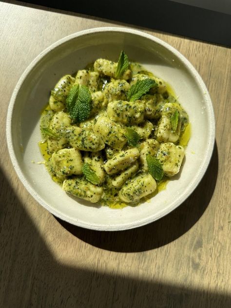 Gnocchi With Pesto, Fresh Gnocchi, Gnocchi Pesto, Pesto Gnocchi, Mint Pesto, Healthy Eating Quotes, Ricotta Gnocchi, Pistachio Pesto, Cooked Meal