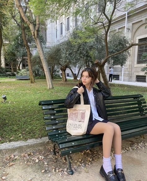 Park Bench Ideas, Back To University, Summer Picture Poses, Park Pictures, Portrait Photography Women, Pic Pose, Insta Pictures, Park Photos, Photoshoot Outfits