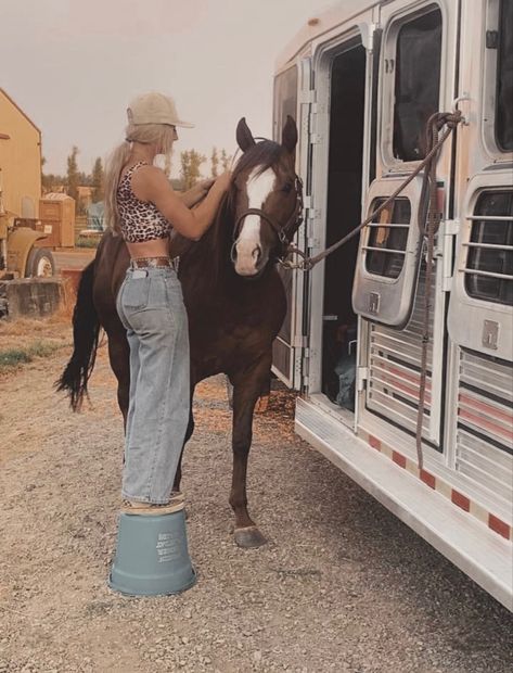 Granola Girl Outfits, Country Girl Aesthetic, Cowboy Photography, Western Girl Outfits, Country Girl Life, Cowgirl Pictures, Cute Horse Pictures, Country Style Outfits, Cute Country Outfits