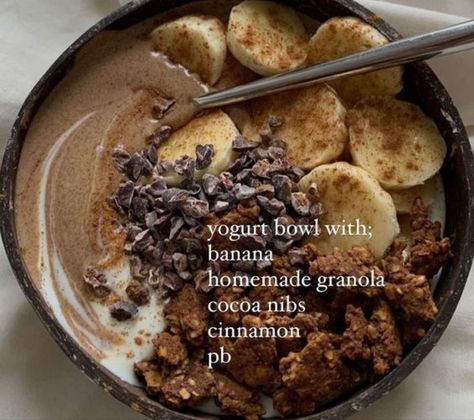 Essen, Aesthetic Yogurt, Healthy Breakfast Granola, Healthy Breakfast Dishes, Banana Bowl, Bowl Aesthetic, Granola Bowl, Breakfast Granola, Healthy Bowl