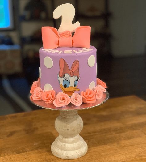 Minnie And Daisy Birthday Party Cake, Daisy And Minnie Cake, Daisy Duck Birthday Party Ideas 1st, Daisy Duck Party Decorations, Minnie And Daisy Birthday Cake, Daisy Duck Birthday Party Ideas, Daisy Duck Birthday Party, Duck Cake Design, Duck Birthday Cake