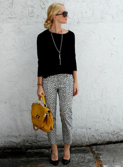 20 Style Tips On How To Wear Printed Pants Outfit Ideas | Gurl.com Summer Work Outfits, Svarta Outfits, Ținute Business Casual, Casual Office Attire, Interview Outfits Women, Casual Chic Outfits, Trendy Business Casual, Look Formal, Casual Work Outfit