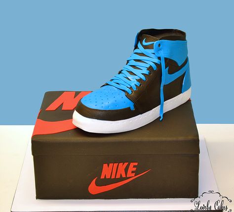 Sneaker Cake Ideas Air Jordans, Air Jordan Cake Ideas, Nike Shoes Cake, Jordan Theme Cake, Sneaker Cake Ideas, Basketball Torte, Nike Shoe Cake, Air Jordan Cake, Uno Cake