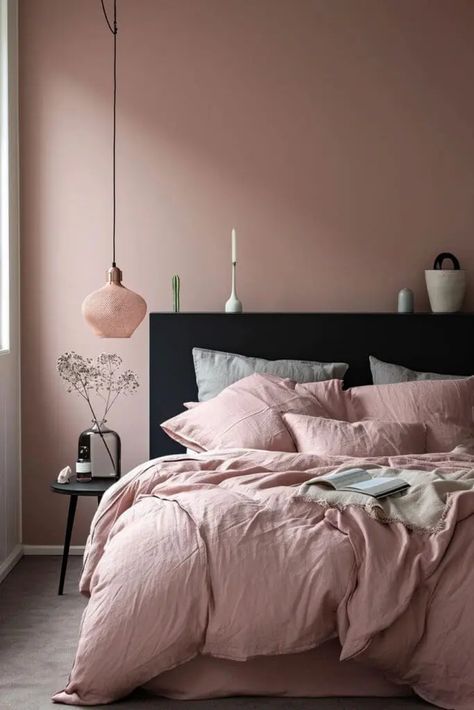 Revamp your bedroom into a bold and stylish sanctuary with these 25 Edgy and Chic Pink and Black Bedroom Ideas. This collection showcases how to blend the softness of pink with the boldness of black to create a space that's both daring and elegant. Discover ways to incorporate geometric patterns, sleek furniture, and contemporary decor to bring this dynamic color duo to life. Whether you're aiming for a sophisticated, modern look or a quirky, punk-inspired vibe. Dusky Pink Bedroom, Mauve Bedroom, Dusty Pink Bedroom, Girly Pink Bedroom, Pink Bedroom Walls, Colorful Bedroom Decor, Pink Bedroom Design, Rainbow Bedroom, Pink Bedroom Ideas