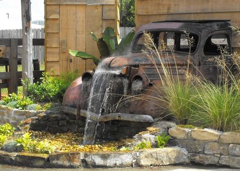 Magazine Your Home: Not Your Ordinary Garden Decor Outdoor Water Fountain Ideas, Water Fountain Ideas, Concrete Fountains, Fountain Ideas, Outdoor Water Feature, Small Water Features, Garden Waterfall, Pond Water Features, Water Fountains Outdoor