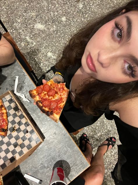 Pizza Pose Instagram, Pizza Worker Aesthetic, Pizza Girl Aesthetic, Pizza Photoshoot Ideas, Eating Selfie, Eating Pizza Aesthetic, Food Pics Instagram, Aesthetic Pizza, Food Selfie