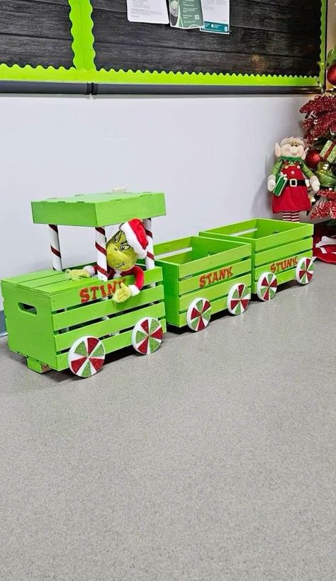 Xmas Grinch Ideas, Work Christmas Party Decor Ideas, Diy Grinch Gift Ideas, Grinch Tree Door Decorations, Grinch Christmas House Decorations, Grinchmas Outdoor Decor, Grinch Shelf Decor, Grinch House Decoration Decorating Ideas, Diy The Grinch Christmas Decorations