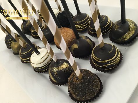 Black and Gold Cake Pops Black And Gold Cake Pops, Gold Black Cake, Gold Cake Pops, Gatsby Birthday Party, Black And Gold Cake, Black And Gold Theme, Gold Dessert, Black Cake, Birthday Cake Pops