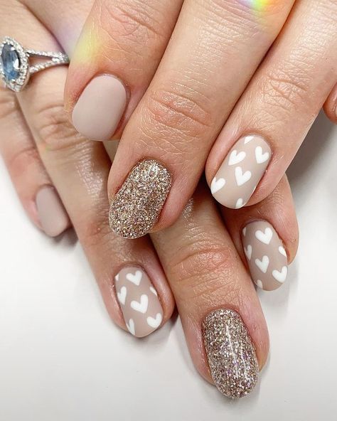 Valentine Nails Neutral, Pale Pink Valentines Day Nails, Beige Valentines Nails, Anniversary Nails Designs, Short Anniversary Nails, Neutral Valentines Day Nails, Anniversary Nails Ideas Short, Neutral Heart Nails, Valentines Nails Neutral