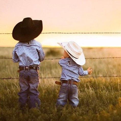 Western Baby Pictures, Kids Western Wear, Into Clothes, Mode Country, Baby Announcement Photoshoot, Boy Photo Shoot, Cowboy Pictures, Cute Babies Photography, Western Babies