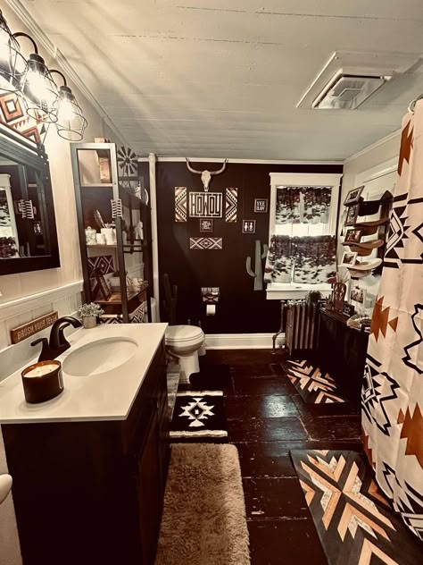 Ranch Bathroom Decor, Dark Western Home, Western Home Remodel, Black And White Western Bathroom, Black Western Bathroom, Bathroom Ideas Western, Western Bathroom Decor Ideas, Bathroom Ideas Country, Western Bathroom Ideas