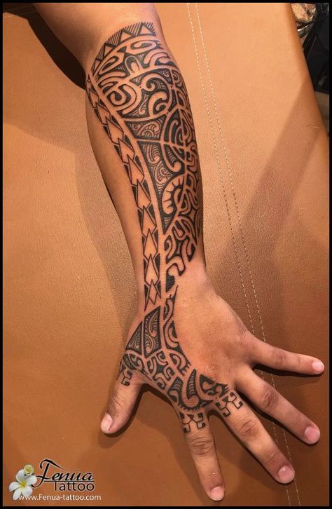 100 top idées de tatouages maori pour s'inspirer Hawaiian Arm Sleeve Tattoo, Polynesian Hand Tattoo For Men, Polynesian Hand Tattoo, Polynesian Tattoo Designs Pattern, Maori Tattoo Arm, Tattoo Avant Bras, Bracelet Tattoo For Man, Tattoo Bras Homme, Polynesian Tattoos Women