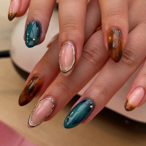 LA nails ⚡️ not sure how i managed to pull this set off but I definitely owe it to Aleena for being incredibly patient with me lol Featuring the stunning Cardigan by @homeofnailart on the ring finger - this layered autumnal aura design is 🥹 gorg From left to right, this features: frenchie & starburst, tortoiseshell, 3D gold chrome border, bordered aura + tortoiseshell french 🐢 i’m cait - a home based nail tech in Colchester 🤍 #hona #colchester #colchesternails #essex #essexnails #honacard... Tortoise Nails With Gold, Chrome Nail Inspiration, Tortuous Shell Nails, Fun Elegant Nails, Nail Tech Home Set Up, Tortoise And Chrome Nails, Nail Ideas Aura, Chrome Gel Manicure, French Tip Aura Nails