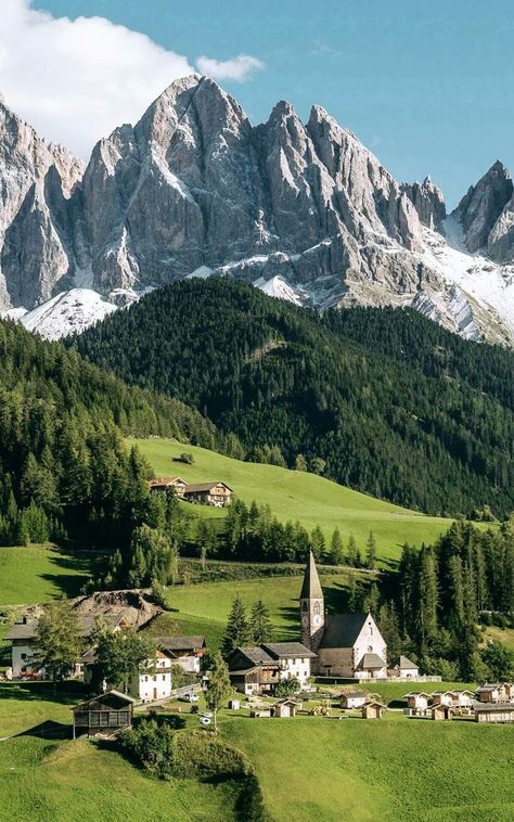 Italia Wallpaper, 숲 사진, All The Bright Places, Peaceful Environment, Pretty Landscapes, Beautiful Places To Travel, Beautiful Nature Pictures, Landscape Wallpaper, Nature Aesthetic