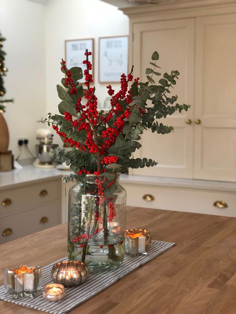 Christmas Flower Table Arrangements, Xmas Vase Ideas, Winter Flower Centerpieces For Table, New Years Floral Arrangements, Christmas Table Flower Arrangements, New Years Flower Arrangements, Vase Christmas Ideas, Crhitsmas Ideas Decoration, Yalda Decor