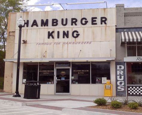 This Oklahoma Restaurant Serves The Most Ridiculous Burgers And You'll Want To Try Them Places To Visit In Oklahoma, Shawnee Oklahoma, Things To Do In Oklahoma, Award Winning Chili, Oklahoma Travel, Usa Road Trips, Oklahoma History, Dive Bars, Pick A Seat