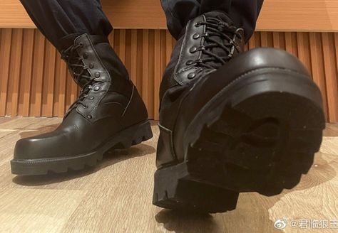 Combat Boots Aesthetic, Skinhead Boots, Military Combat Boots, Combat Boots Men, Lug Sole Boots, Tactical Clothing, Black Combat Boots, Mens Leather Boots, Military Boots