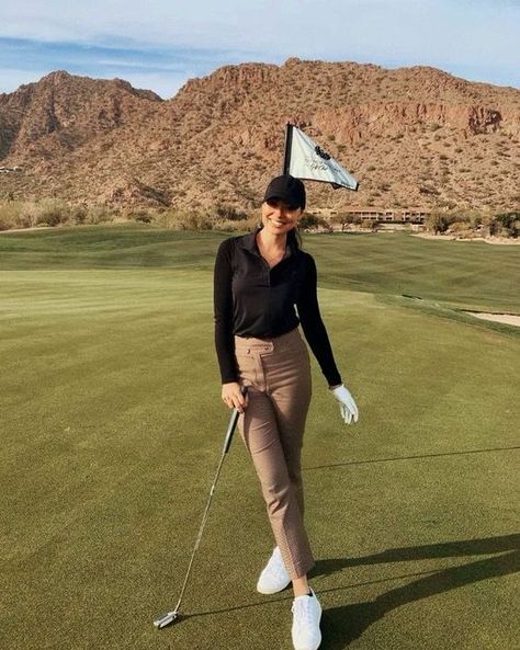 25 Creative Golf Outfits for Newbies 16 Golfing Outfits, Cute Golf Outfits, Kat Jamieson, Girl Golf Outfit, Golf Fits, Golf Aesthetic, Cute Golf Outfit, Golf Attire Women, Cute Golf