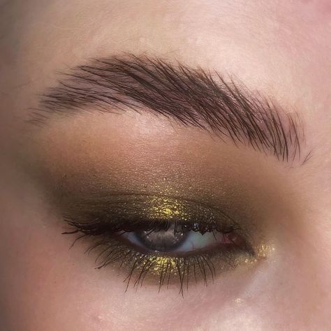 Gold Grunge Makeup, Olive Green Eyeliner, Olive Green Eye Makeup, Eyeshadow Looks Green Eyes, Earthy Makeup Looks, Makeup Looks For Hazel Eyes, Hazel Eye Makeup, Eye Makeup Pictures, Green Makeup