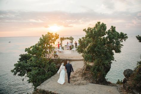 Bali Wedding on a cliff top with stunning sunset view Bali Wedding Ideas, Bali Elopement, Romantic Sunset Wedding, Cliff Wedding, Wedding In Bali, Moon Wedding, Wedding Abroad, Weddings By Color, Fairy Wedding