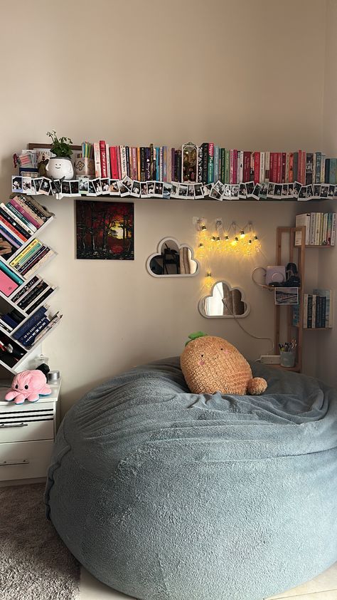 Book Nooks In Bedrooms, Room Decor Book Lovers, Reading Corner Inspo Bedroom, Room Decor Bedroom Bookshelf, Reading Place In Bedroom, Reader Bedroom Ideas, Readers Room Aesthetic, Room Ideas For Book Lovers, Bedrooms With Books