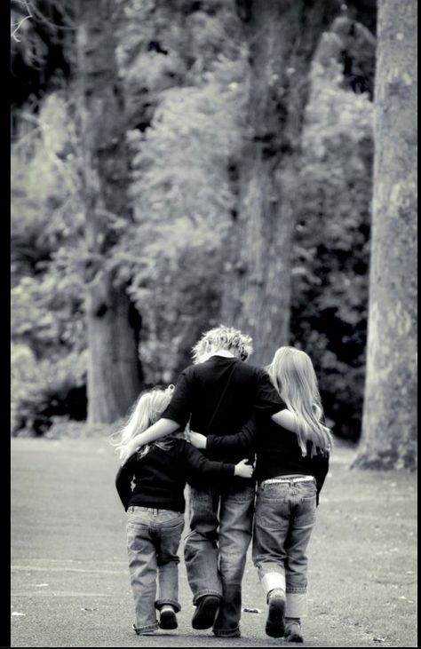 Tender brother, gorgeous back shot. Sibling Poses, Brother Pictures, Brothers Photography, Big Brother Little Sister, Sister Poses, Sibling Photos, Sibling Photography, Sister Pictures, Lifestyle Portraits