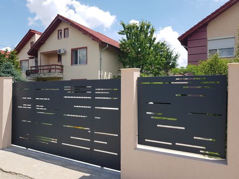 Gard cu panouri metalice traforate si poarta auto glisanta pe sina Laser Cut Furniture, Metal Gates Design, Metal Fence Panels, Home Gate Design, Gate Wall Design, Modern Gate, House Main Gates Design, Small Fence, Metal Doors Design