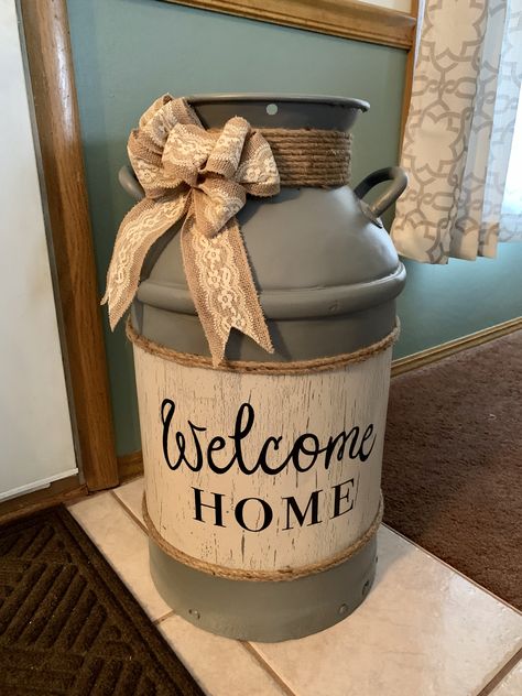 Metal Milk Jug Ideas, Metal Milk Jug, Painted Milk Cans, Milk Can Decor, Old Milk Cans, Farmhouse Crafts, Front Porch Decorating, Primitive Decorating Country, Country Crafts