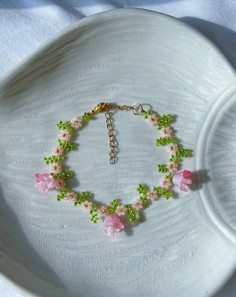 Flower Bead Bracelet, Bracelet Gift Ideas, Lily Bracelet, Tiny Bead Bracelet, Small Bead Bracelet, Blossom Bracelet, Seed Bead Flowers, Bracelet Inspo, Daisy Bracelet