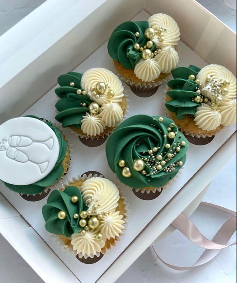 Emerald Green Wedding Treats, Forest Green Cupcakes Ideas, Green And Gold Number Cake, Emerald Green And Gold Cake Birthday, Emerald Dessert Table, Emerald Green Cupcake Ideas, Green And Gold Desserts, Emerald Green Desserts, Emerald Green And Gold Cake Pops