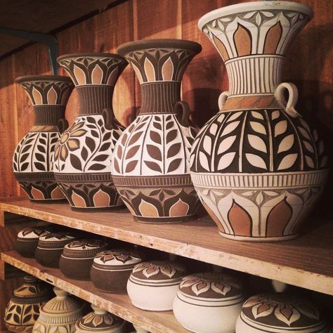 African Pottery, Africa Art Design, Native Pottery, Plant Store, African Inspired Decor, Painted Pots Diy, Pottery Painting Designs, African Decor, Store Ideas