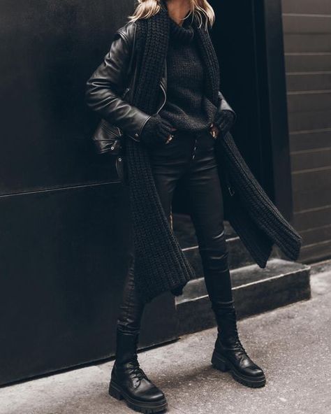 Denim Outfits, Black Coated Jeans, Coated Jeans, Black Jeans Outfit, Chunky Scarves, Hoodie Dress, Mode Outfits, Outfits Casuales, Black Outfit