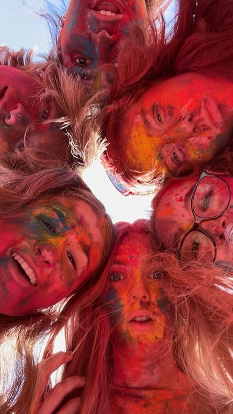 Holi With Friends Aesthetic, Holi Aesthetic Pictures, Photography Ideas Friends, Holi Aesthetic, Holi Story, Emotional Friendship, Me With My Friends, Holi Pics, Sophie Core