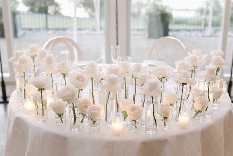 White Roses In Vase Table Flowers, Single White Rose Centerpiece Wedding, Wedding Reception Center Pieces For Round Tables Centre Pieces, Modern White Wedding Centerpieces, Minimalistic Sweetheart Table, White Flowers Wedding Reception, Winter White Wedding Decor, Simple Elegant Wedding Centerpieces Round Table, Minimal Sweetheart Table Wedding