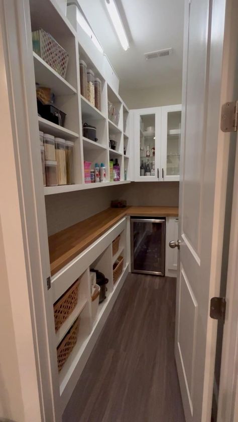 5x9 Pantry Layout, 7x7 Walk In Pantry, Morning Kitchen Pantry, Modern Butlers Pantry Ideas Layout, Kitchen Design Medium Size, Walk In Pantry With Mini Fridge, Rectangle Pantry Ideas, Narrow Walk In Pantry Dimensions, 6x8 Pantry