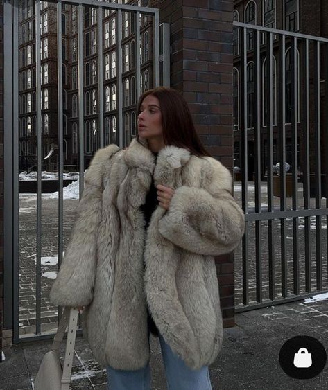 Big Fur Coat, Ski Trip Aesthetic, Fur Coat White, Fabulous Fox, White Fur Coat, Thick Jacket, Preformance Outfits, Real Fur Coat, Mob Wives