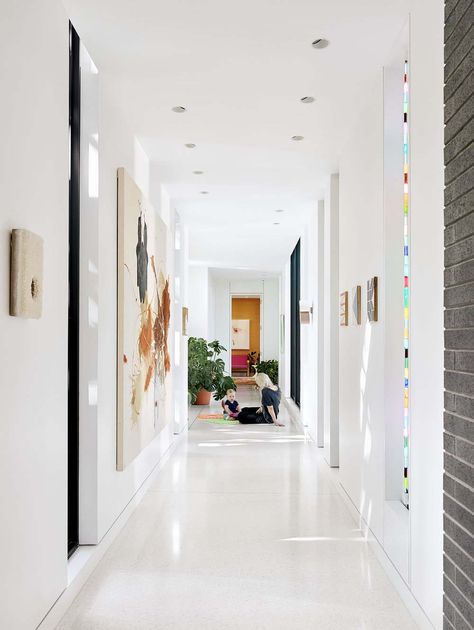 Mid-century modern home offers fresh and inspiring details in Austin White Terrazzo Floor, Terrazzo Floor Tiles, White Hallway, California Architecture, Texas Monthly, White Terrazzo, Mid Century Architecture, Austin Homes, Terrazzo Flooring