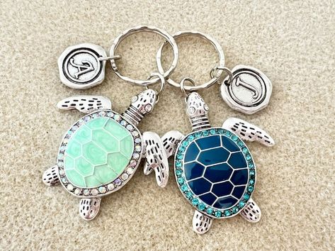 SummerJewelryLA - Etsy Gifts For Ocean Lovers, Cute Keychain Ideas, Beachy Jewlery, Turtle Things, Sea Turtle Keychain, Car Keychain Ideas, Ocean Keychain, Blue Sea Turtle, Sea Stuff