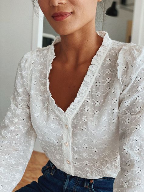 facf9f743b083008a894eee7baa16469desc52525888ri White Embroidered Blouse, Look Boho Chic, Skandinavian Fashion, White Cotton Blouse, Cooler Look, Elegantes Outfit, Looks Chic, 가을 패션, White Blouse