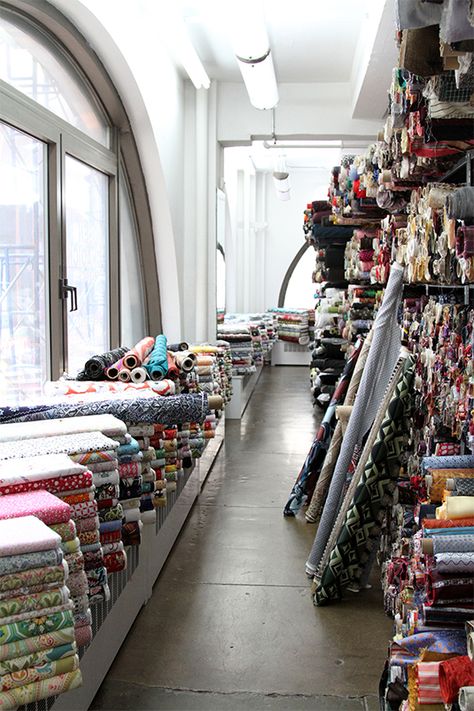 Sewing Rooms, Fabric Shop Display, Fabric Store Design, Fashion Dream Job, Fashion Designer Studio, Sarah Jane, Boutique Interior, Store Displays, Craft Studio