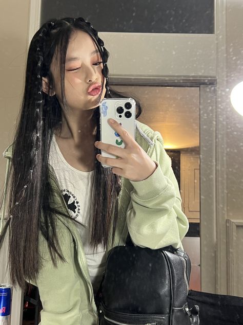 newjeans pics on Twitter: "🐰📞 https://t.co/e9xdGFCTJV" / Twitter Bunny Girls, New Jeans Style, Outfit Jeans, Aesthetic Hair, Style Outfits, Kpop Girl Groups, Jean Outfits, Hair Looks, Rappers