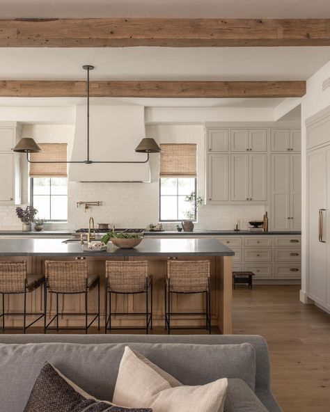 Ashley Ausland | One of my favorite kitchens, with the most soothing palette… and this shot never gets old… if you want to know annnny of the details, pick… | Instagram Kitchen Inspiration Design, Large Kitchen, Barndominium, Beautiful Kitchens, Kitchen Style, Home Decor Kitchen, House Inspiration, Kitchen Renovation, Kitchen Inspirations