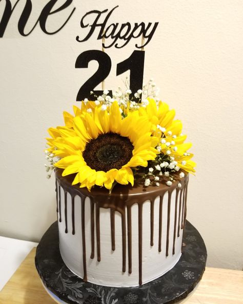 Cake With Drip, Sunflower Birthday Cakes, Sunflower Cake, 21st Birthday Cakes, 18th Birthday Cake, Sweetest Thing, Cake Boss, Occasion Cakes, Drip Cakes