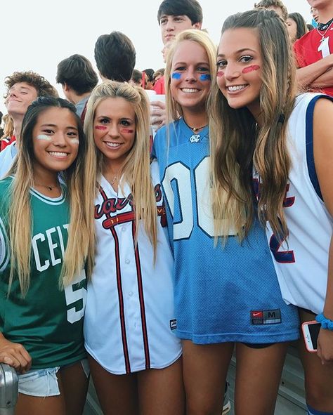 I love these girlies!!💚🏀❤️⚾️💙🏈 Football Season Outfits, Football Game Outfit Highschool, Homecoming Spirit Week, School Spirit Week, Outfits Highschool, High School Football Games, Homecoming Spirit, Spirit Week Outfits, Football Spirit