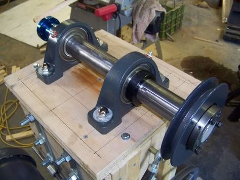 Wood Lathe Headstock by Mark Norman -- Homemade wood lathe headstock constructed from round bar stock, pillow bearings, and a pulley. http://www.homemadetools.net/homemade-wood-lathe-headstock Homemade Lathe, Diy Lathe, Woodworking Garage, Woodworking Lathe, Woodworking Cabinets, Wood Turning Lathe, Woodworking Basics, Intarsia Woodworking, Woodworking Box