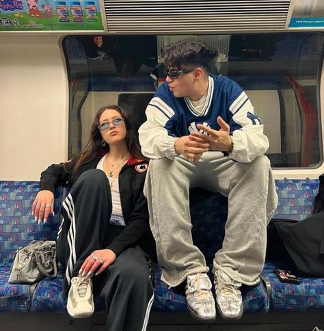 Train Pics Photo Ideas, Duo Pics Aesthetic, Outfit Ideas Baggy Jeans, Outfit Ideas Baggy, Train Fashion, London Couple, Matching Fits, Jersey Party, Couple Fits